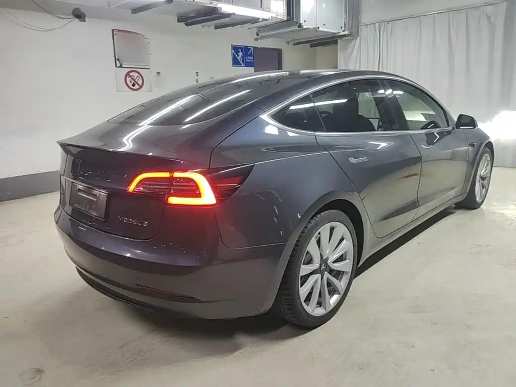 Tesla Model 3 — миниатюра 7