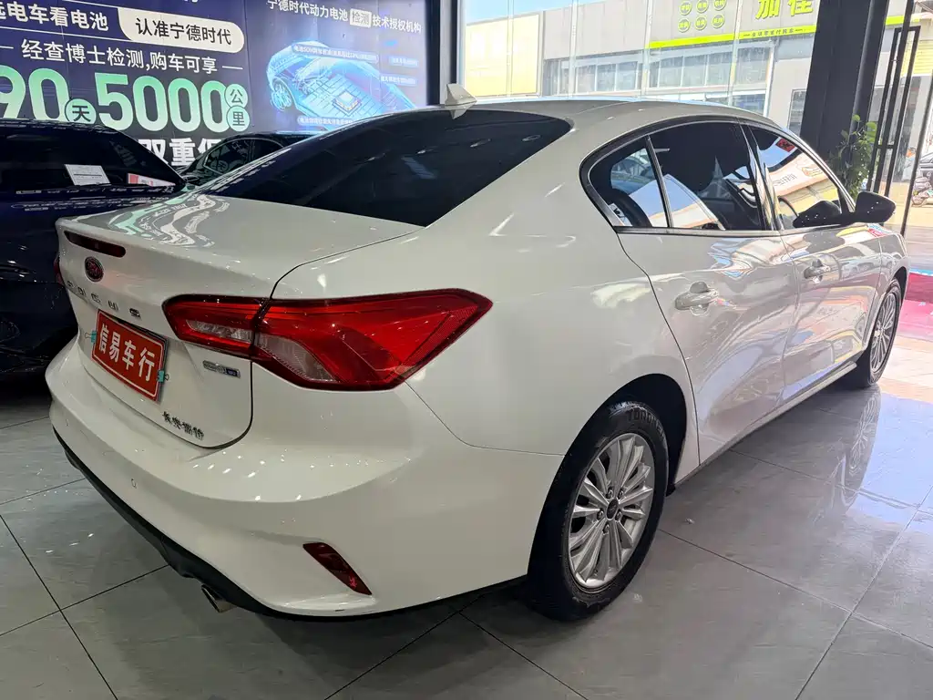 Ford Focus - фото 4