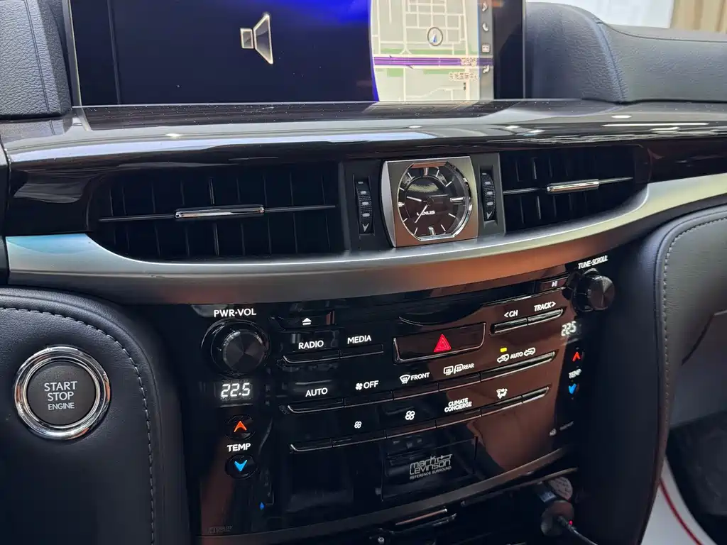 Lexus LX — миниатюра 12