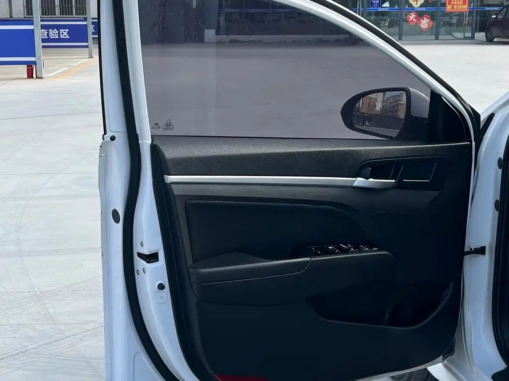 Hyundai Elantra — миниатюра 11