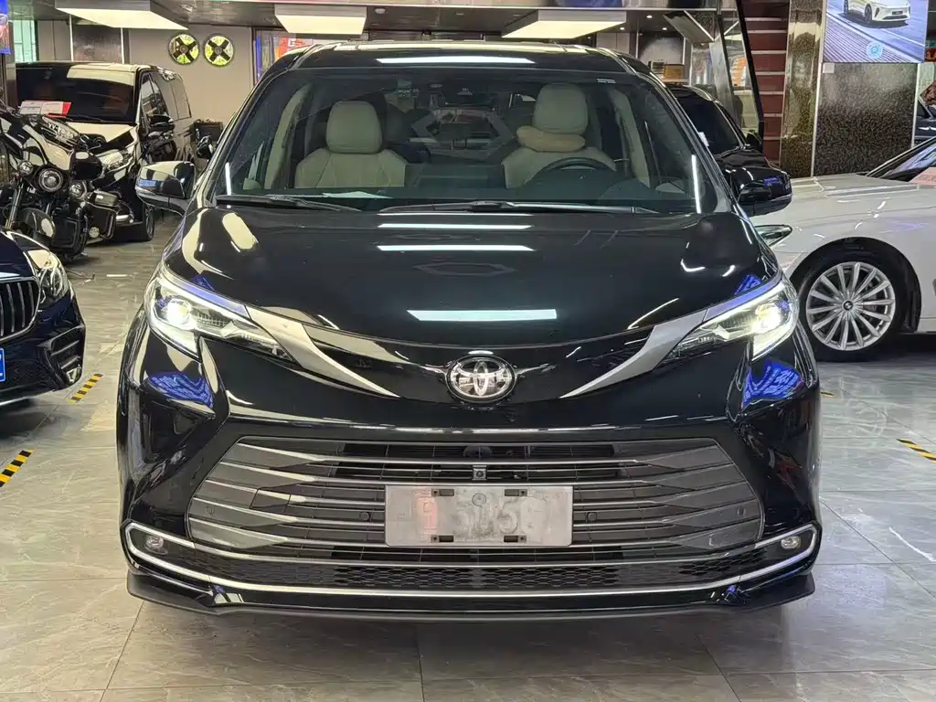 Toyota Sienna — миниатюра 2