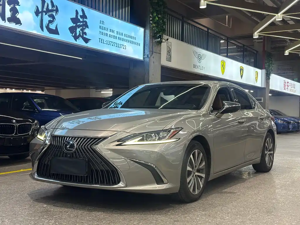 Lexus ES 2019