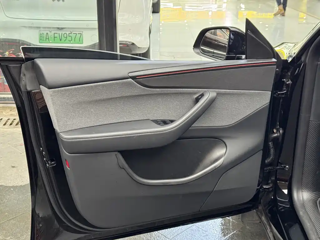 Tesla Model Y — миниатюра 15