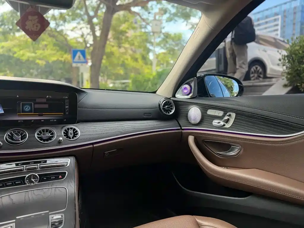 Mercedes-Benz E-Class — миниатюра 9