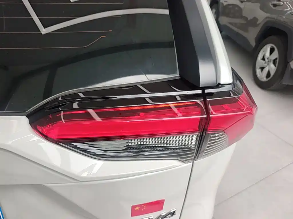 Toyota RAV4 — миниатюра 8