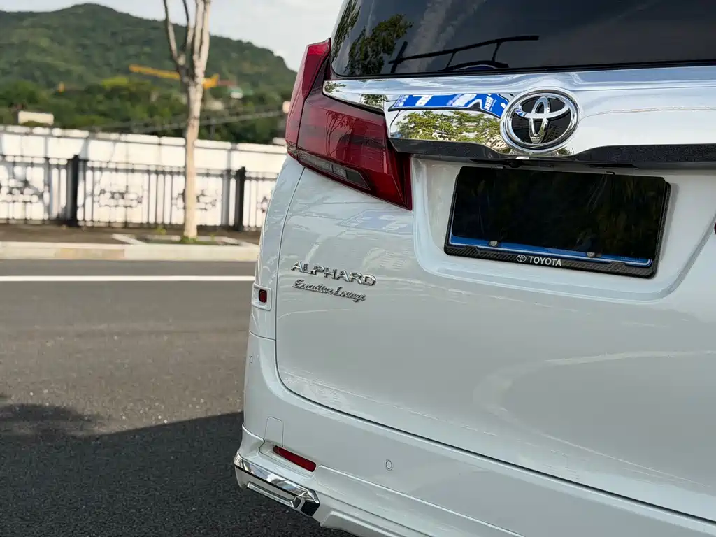 Toyota Alphard — миниатюра 5