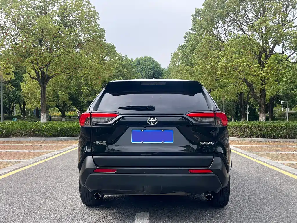 Toyota RAV4 — миниатюра 5