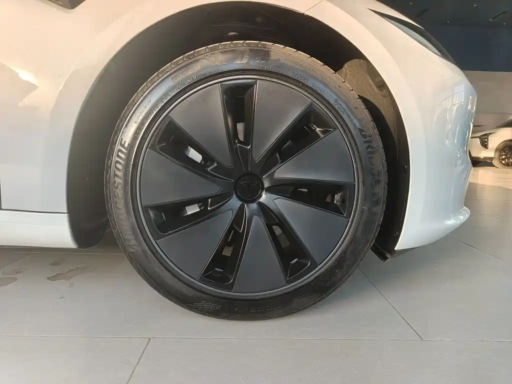 Tesla Model 3 — миниатюра 16