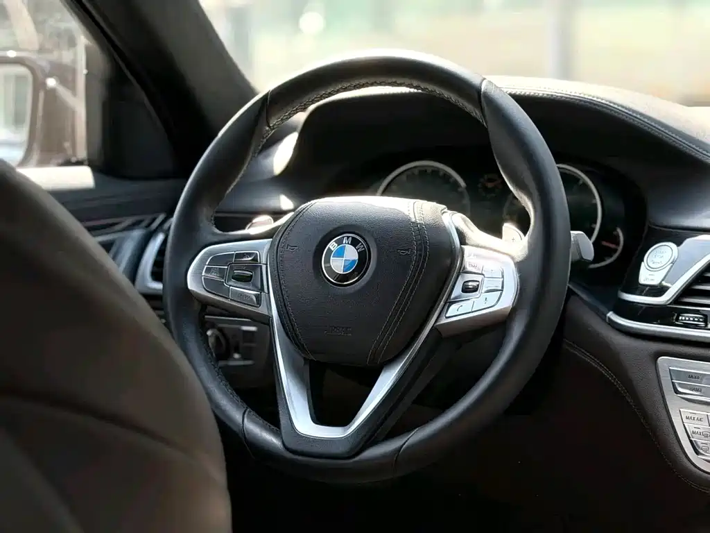 BMW 7 Series — миниатюра 5