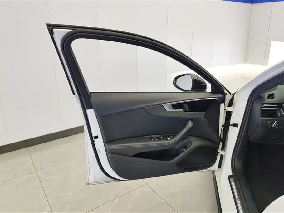 Audi A4L 2023 40 TFSI Luxury