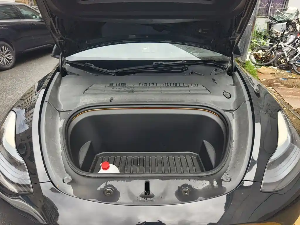 Tesla Model Y — миниатюра 16