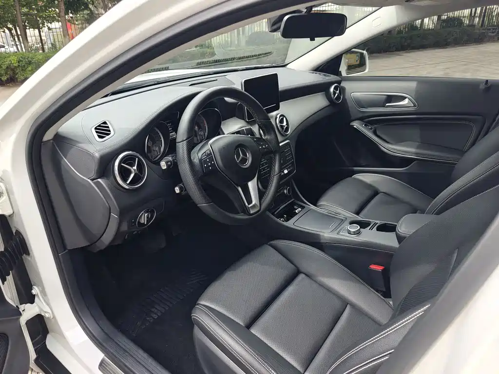 MERCEDES-BENZ  GLA