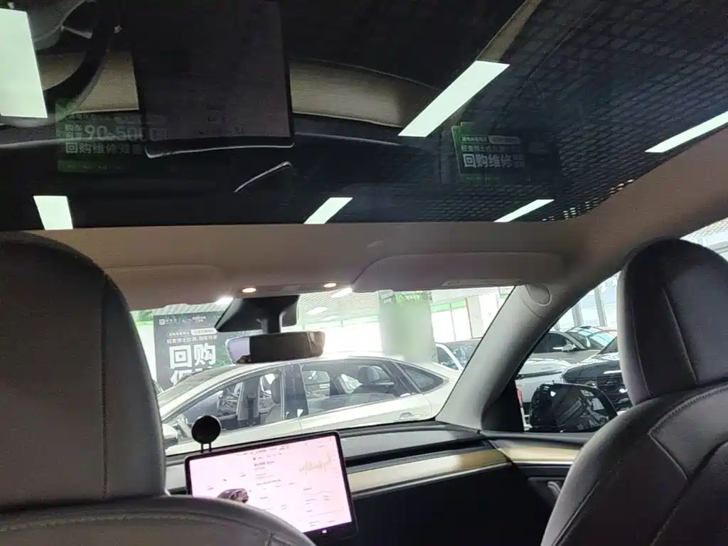Tesla Model Y — миниатюра 18