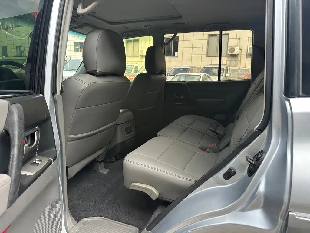 Mitsubishi Pajero — миниатюра 8