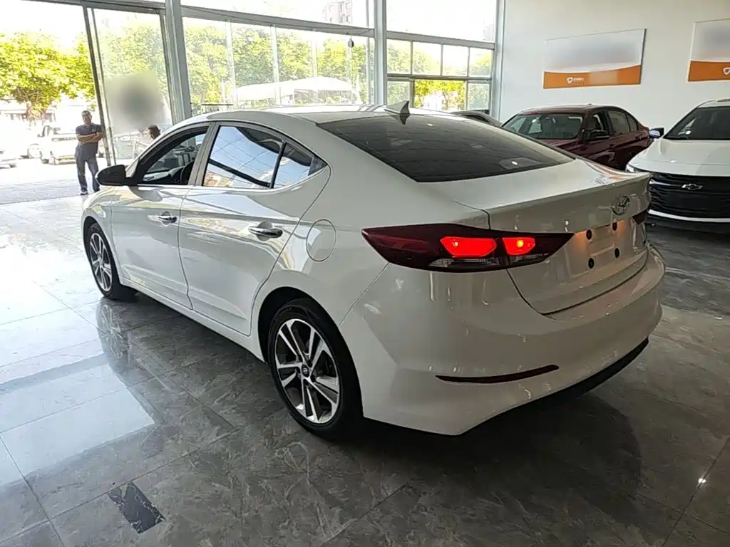 Hyundai Elantra — миниатюра 5