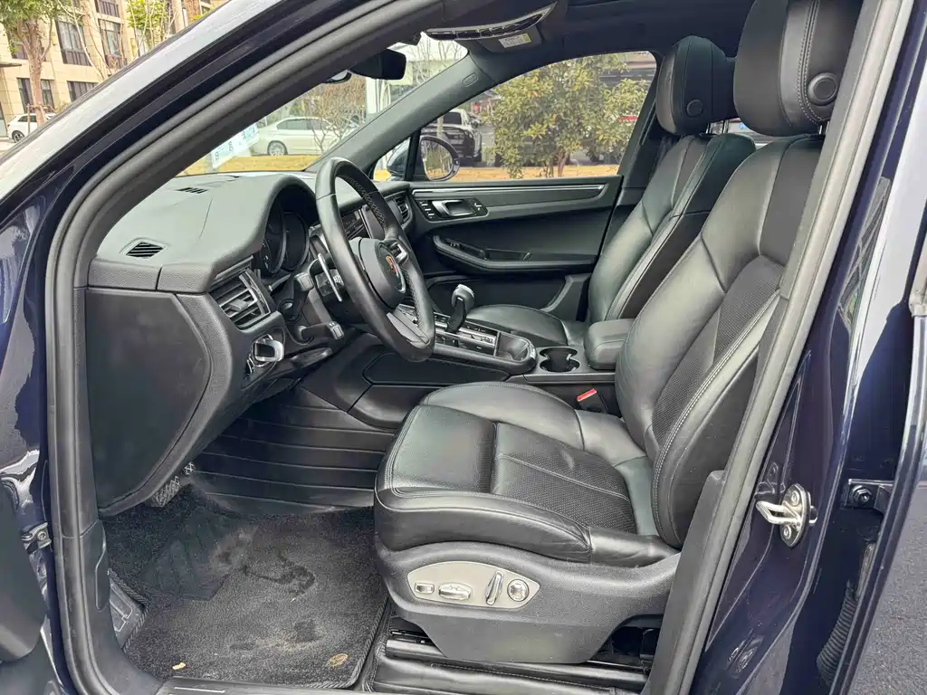 PORSCHE MACAN