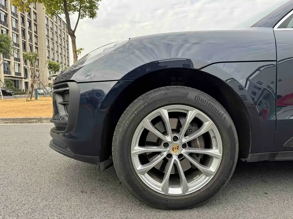 PORSCHE MACAN