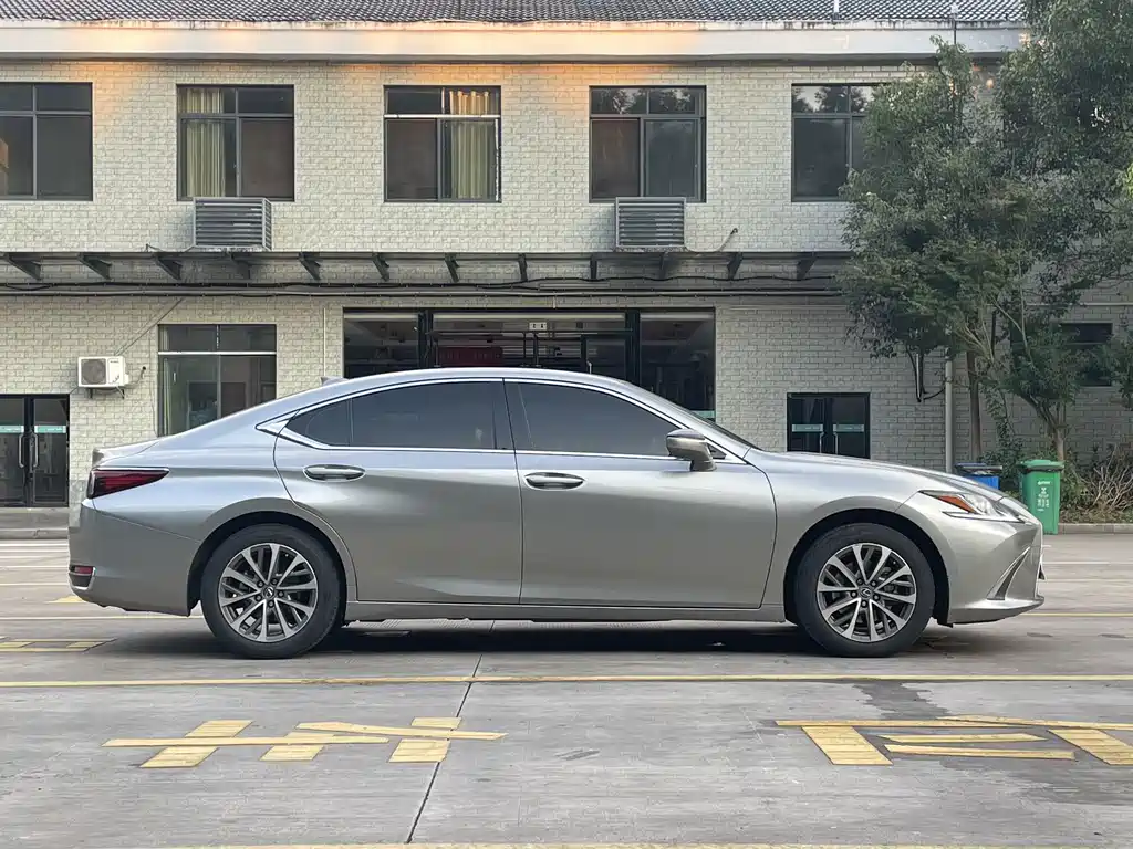 Lexus ES — миниатюра 7