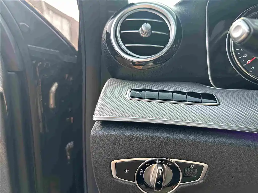 Mercedes-Benz E-Class — миниатюра 16