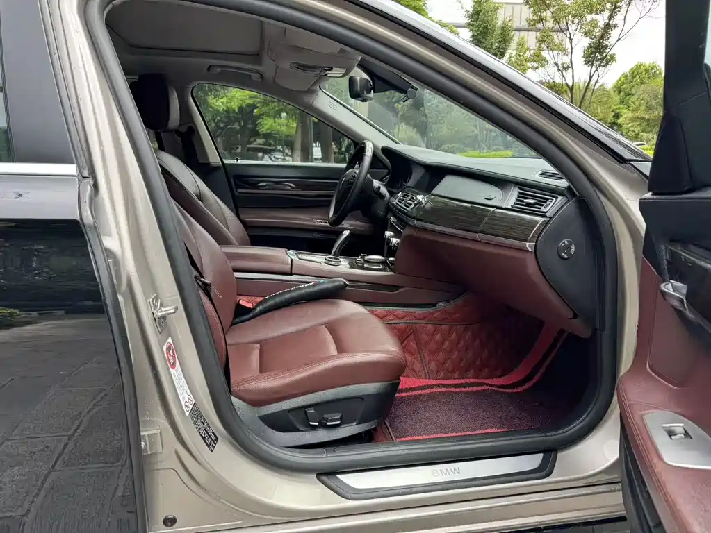 BMW 7 Series — миниатюра 10