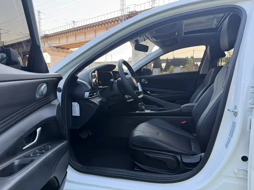 Hyundai Elantra — миниатюра 8