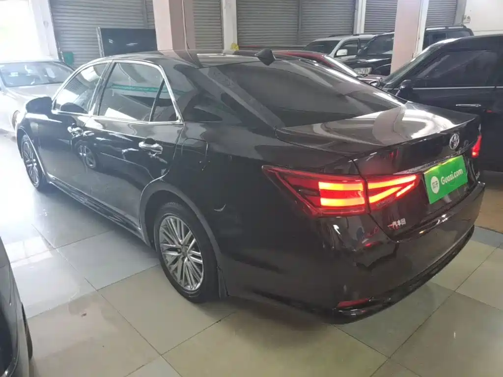 Toyota Crown — миниатюра 5