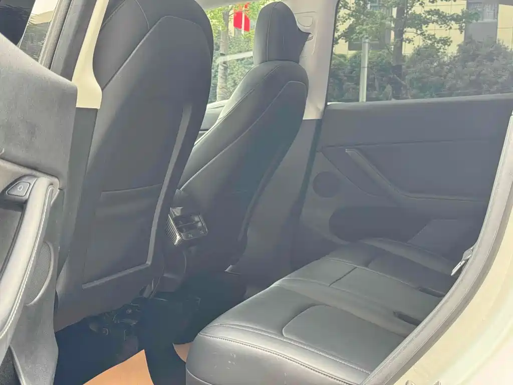 Tesla Model Y — миниатюра 7