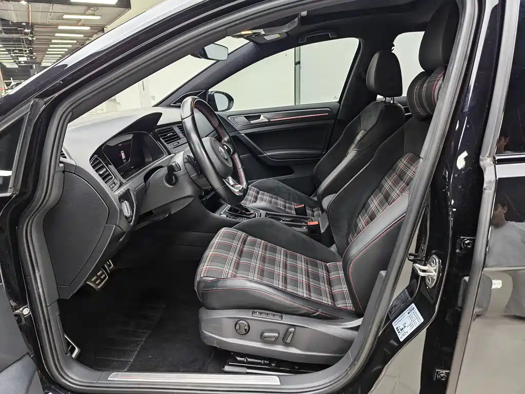 Volkswagen Golf GTI — миниатюра 10