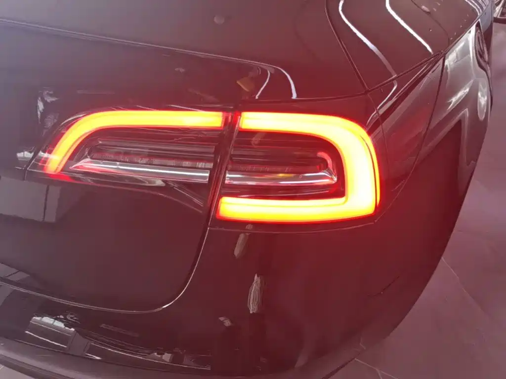 Tesla Model 3 — миниатюра 8
