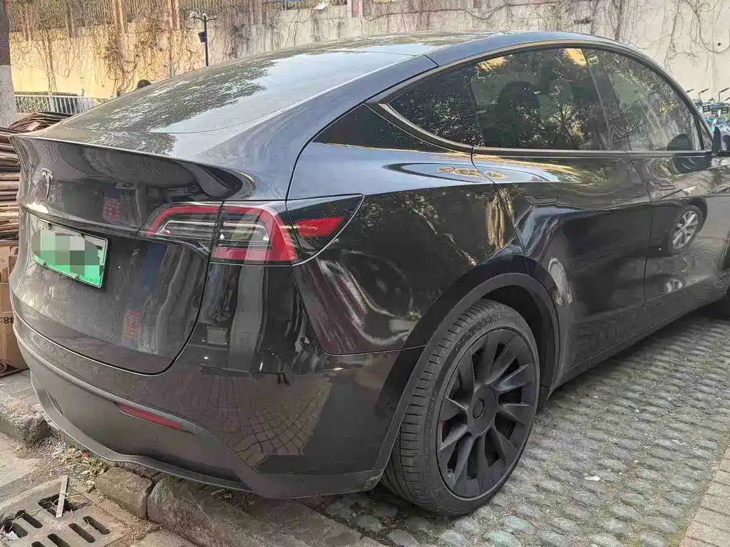 TESLA MODEL Y