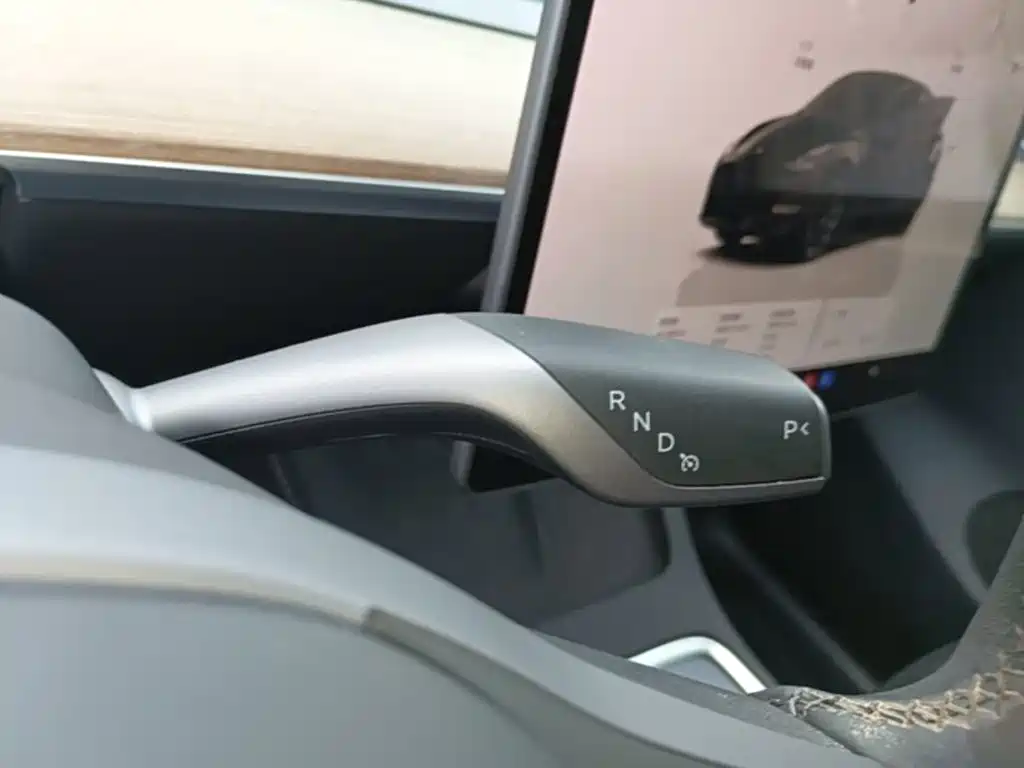 Tesla Model Y — миниатюра 14