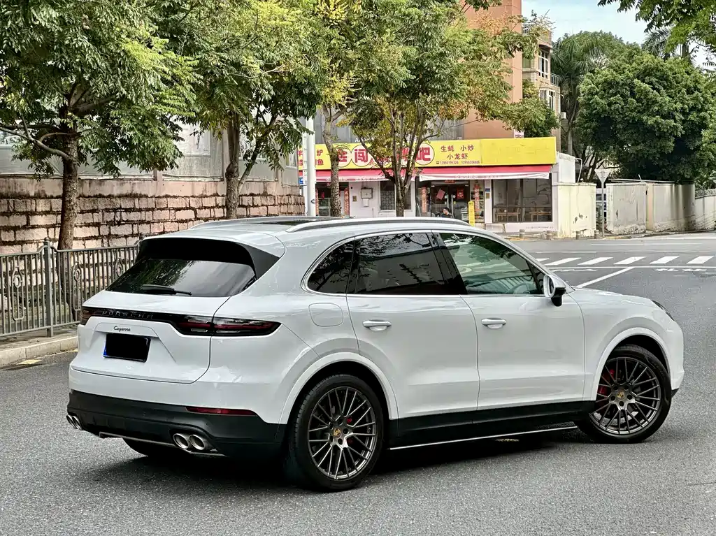 Porsche Cayenne — миниатюра 7