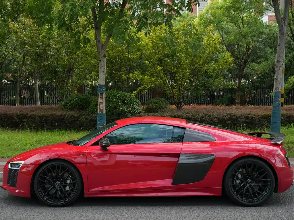 AUDI R8