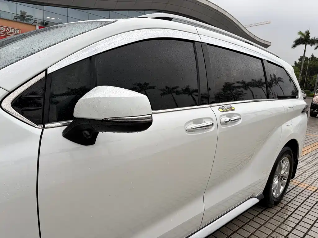 Toyota Granvia — миниатюра 12