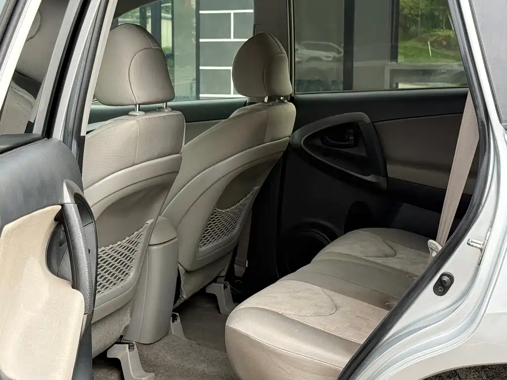 Toyota RAV4 — миниатюра 8