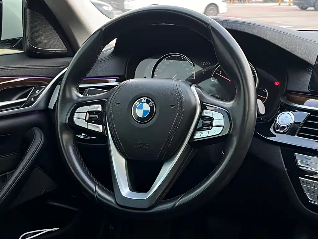 BMW 5 Series — миниатюра 13