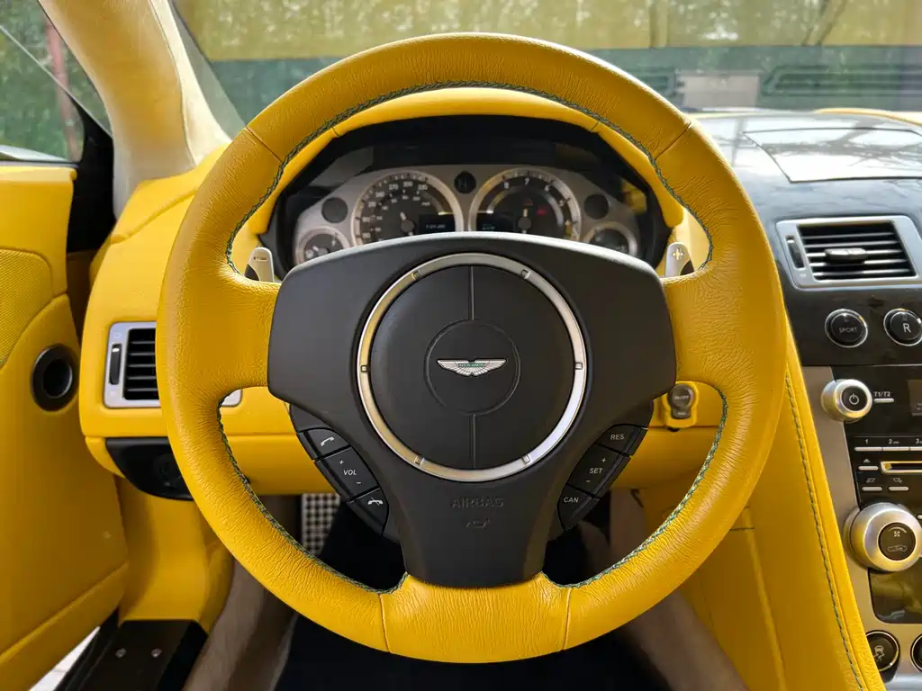 ASTON MARTIN V8 VANTAGE