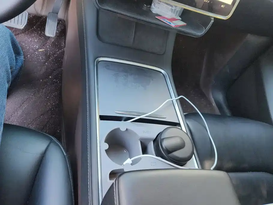 Tesla Model Y — миниатюра 16