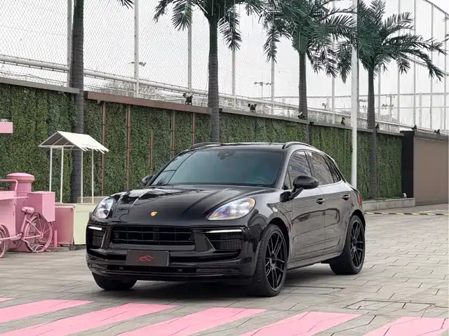 PORSCHE MACAN