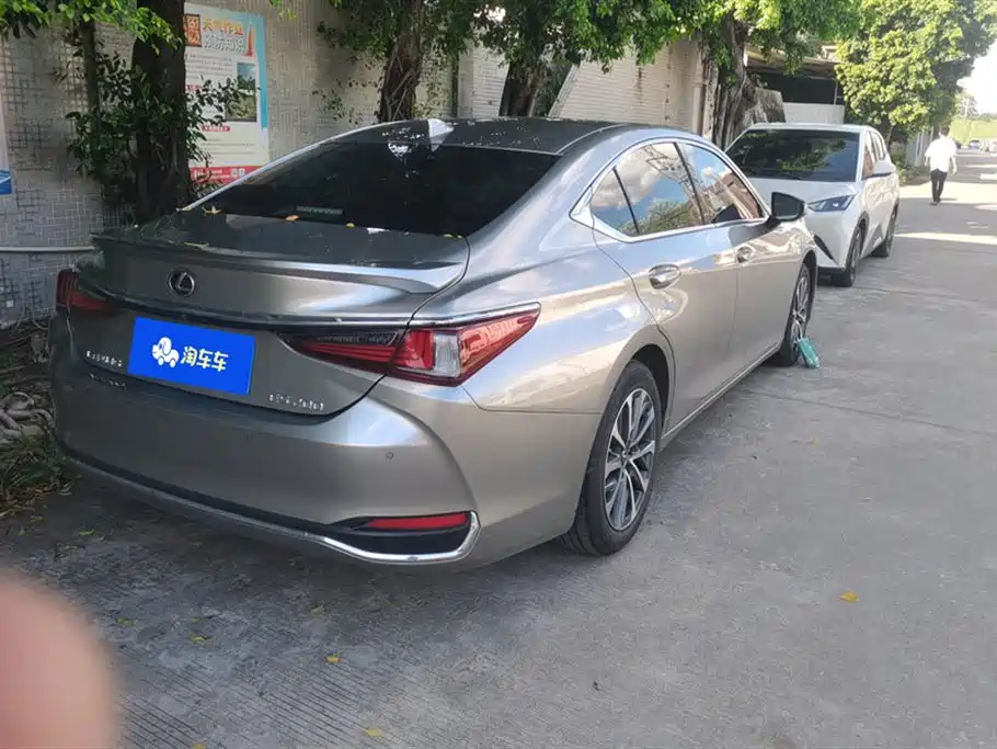 LEXUS  ES