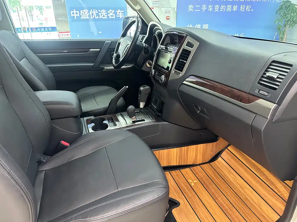 Mitsubishi Pajero (Import) — миниатюра 19
