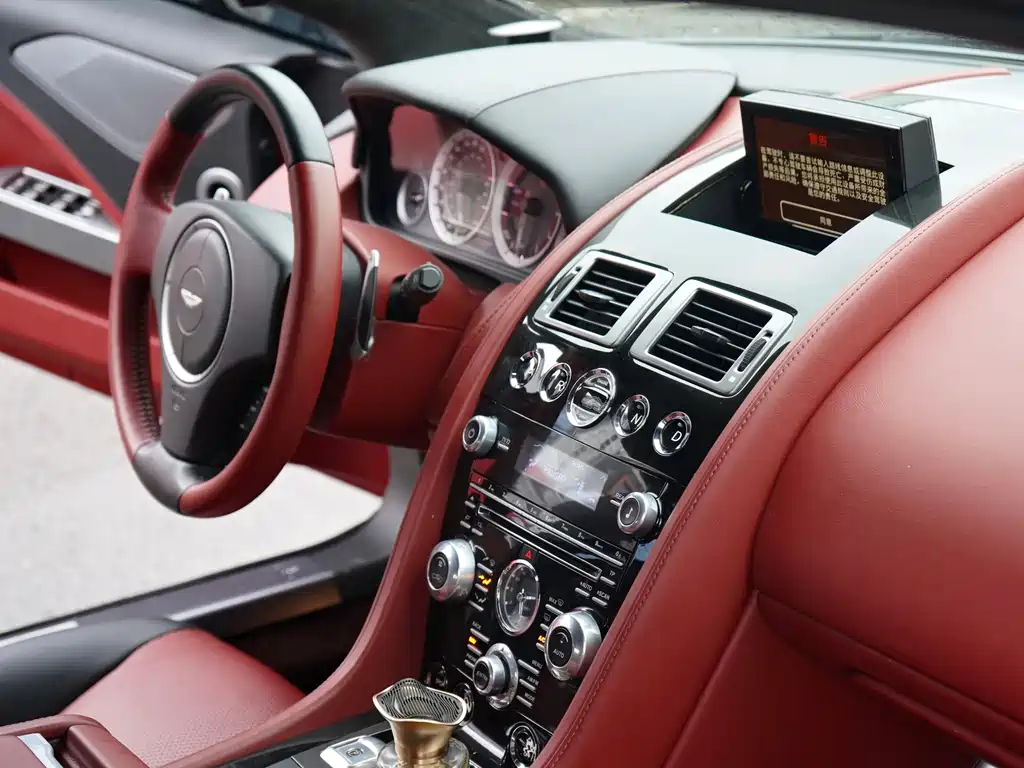 Aston Martin Rapide — миниатюра 19