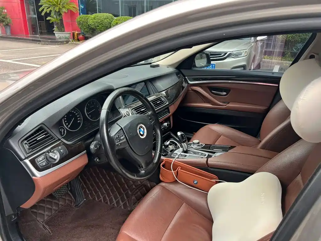 BMW 5 Series — миниатюра 7