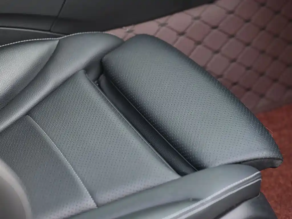 Mercedes-Benz C-Class — миниатюра 12