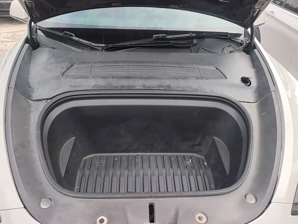 Tesla Model Y — миниатюра 25