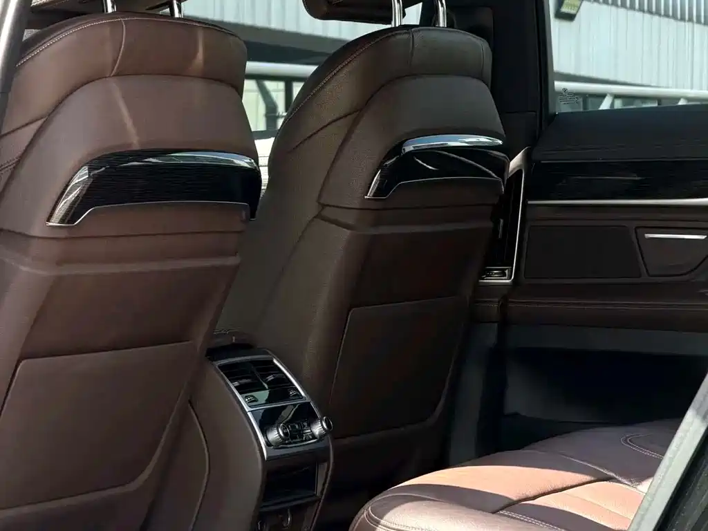 BMW 7 Series — миниатюра 7