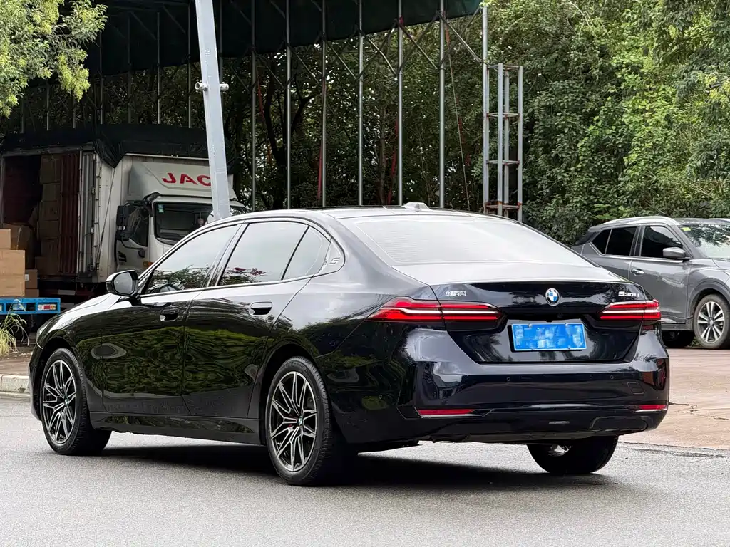 BMW 5 Series — миниатюра 9