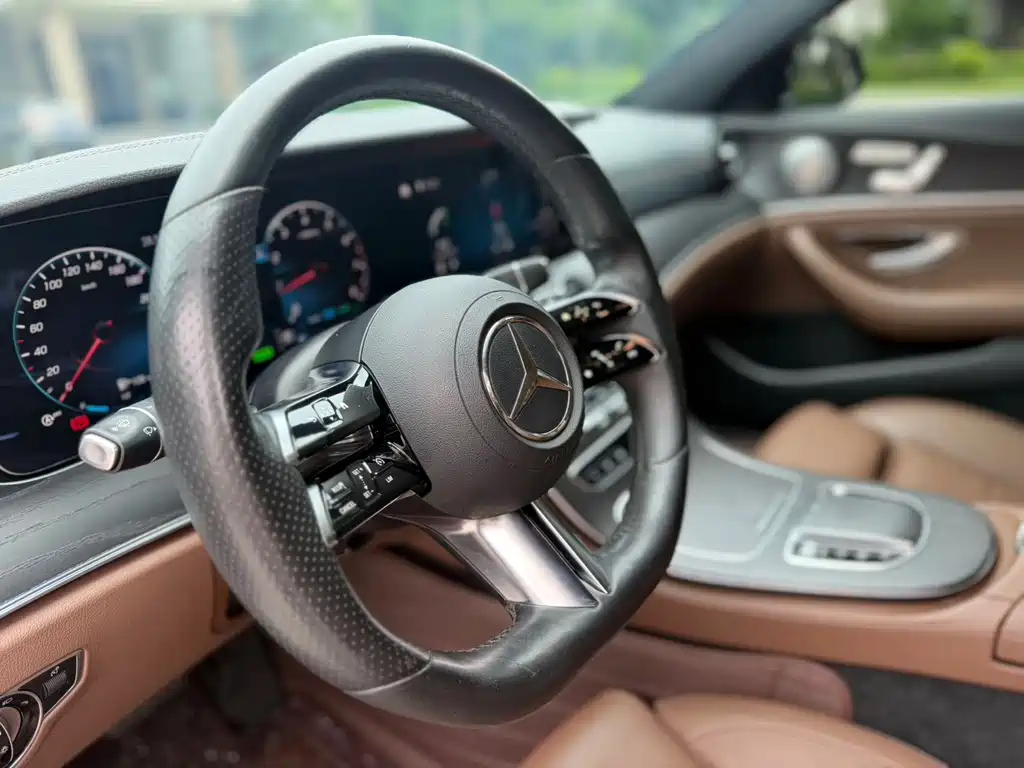 Mercedes-Benz E-Class — миниатюра 6