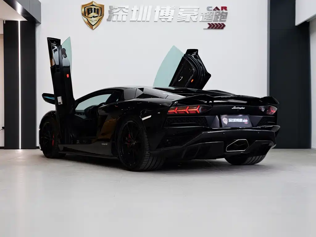 LAMBORGHINI AVENTADOR