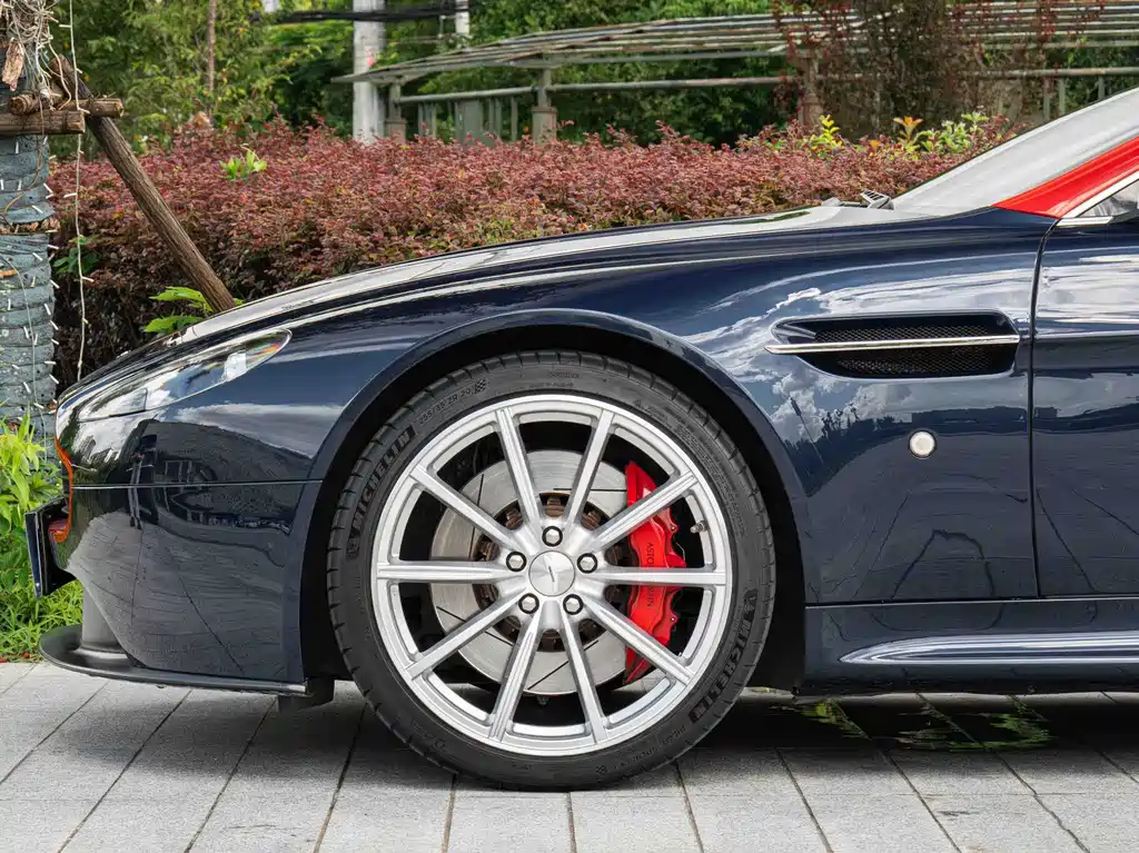 Aston Martin V8 Vantage — миниатюра 5